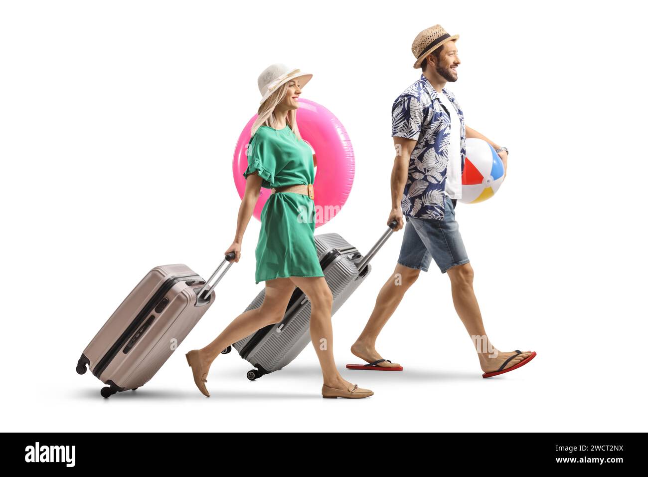 Plan en longueur d'un jeune couple de touristes avec des valises allant sur des vacances d'été isolé sur fond blanc Banque D'Images