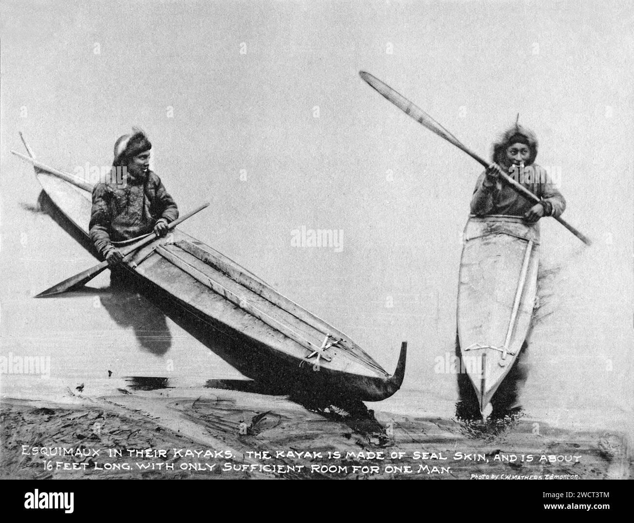 Une photographie de 1901 d’un homme inuit dans ses kayaks prise par C W Mathers lors d’une expédition dans le Grand Nord du Canada et publiée dans son livre « le Grand Nord ». Mathers a sous-titré cette photo : Esquimaux [Inuit] dans leurs kayaks. Le kayak est fait de peau de phoque, et mesure environ 16 pieds de long, avec seulement assez de place pour un homme. Banque D'Images