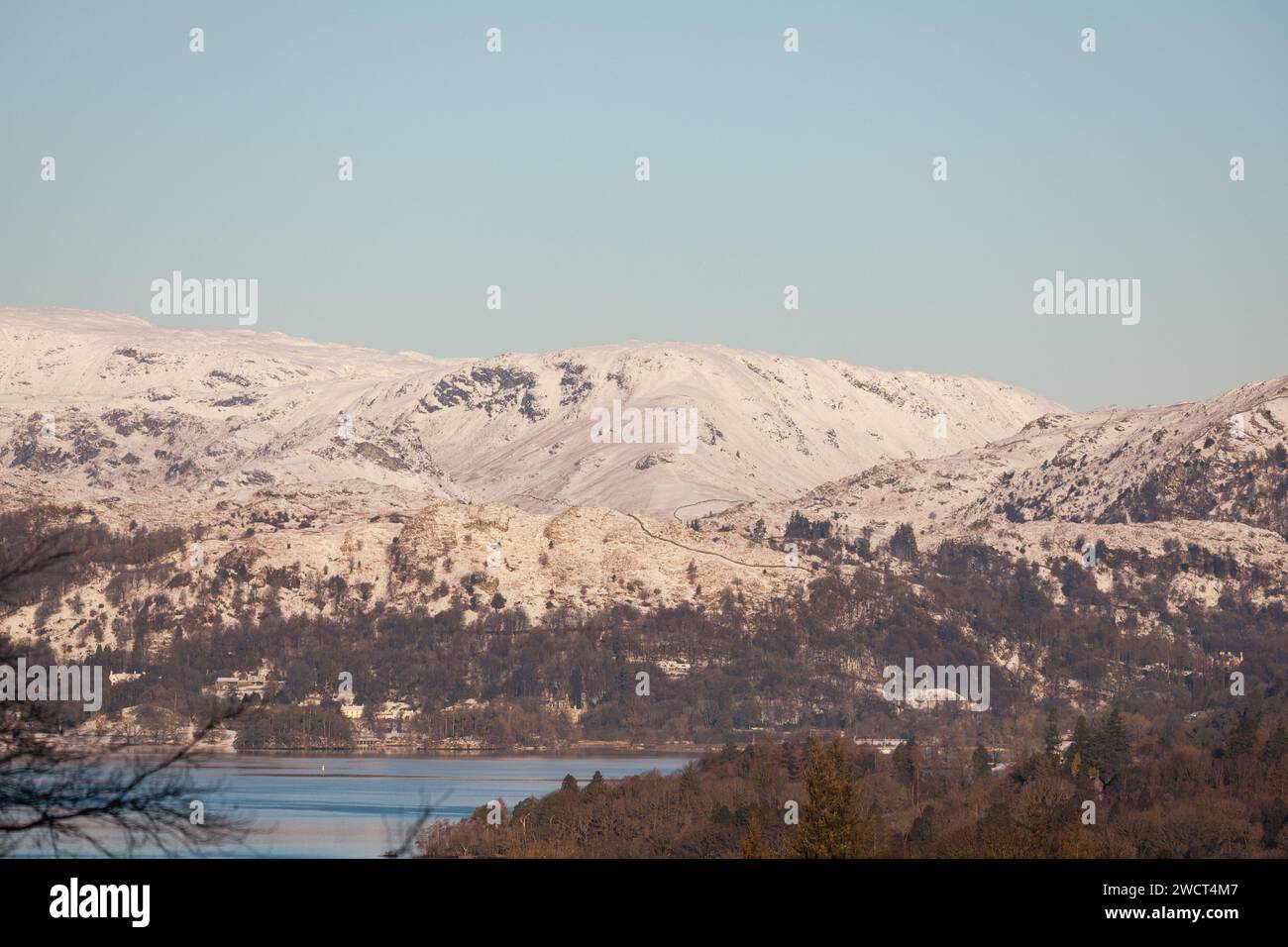 Cumbria, Royaume-Uni. 17 janvier 2024. UK Météo. Neige verglaçante sur les hauts félins autour de l'extrémité nord du lac Windermere le Lake District . Crédit : Gordon Shoosmith/Alamy Live News Banque D'Images
