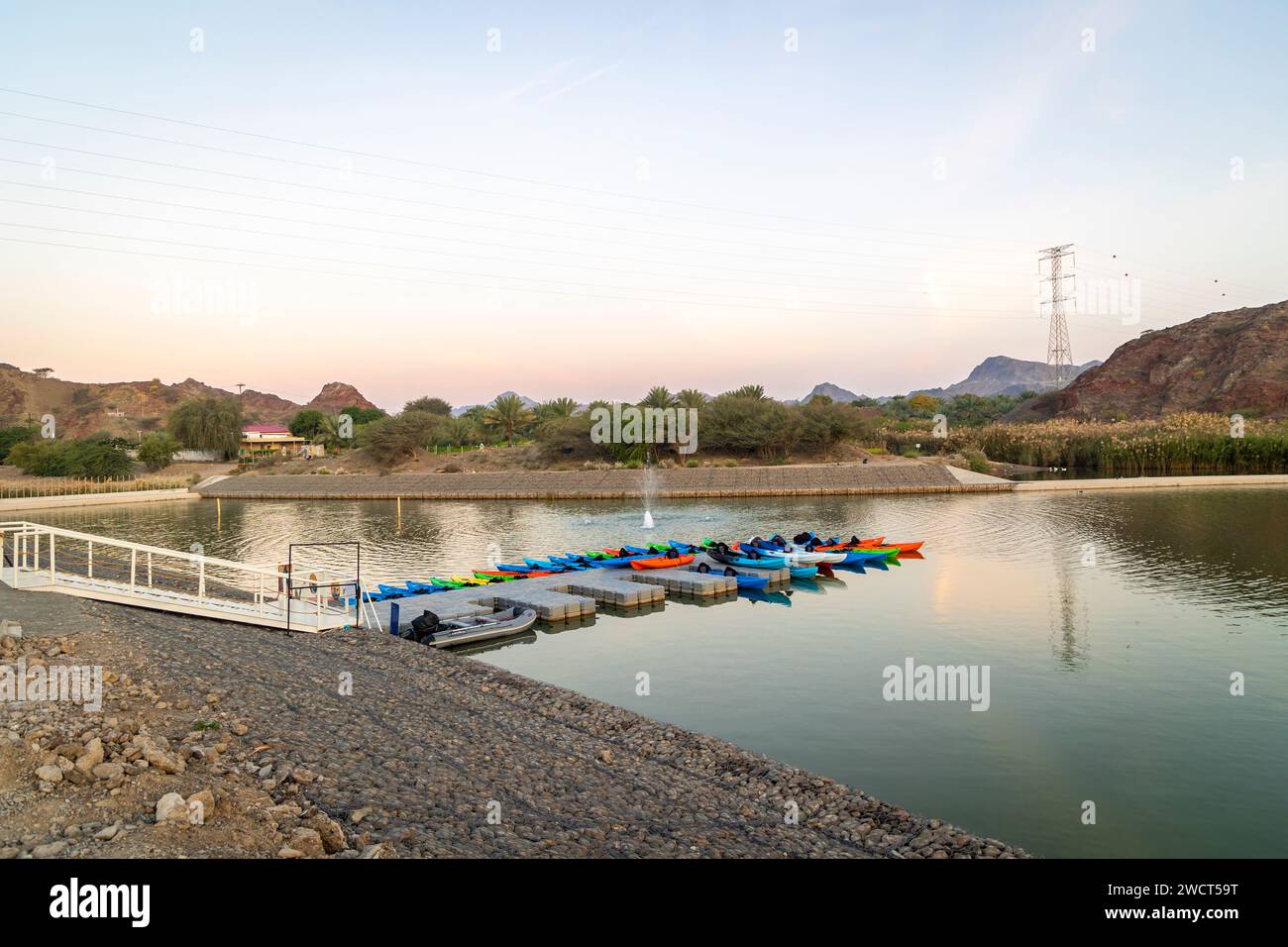 Hatta, Dubaï, Émirats arabes Unis. 13 janvier 2024. Le magnifique lac Leem à Hatta Dubaï, avec ses fermes environnantes et les attractions à proximité Banque D'Images