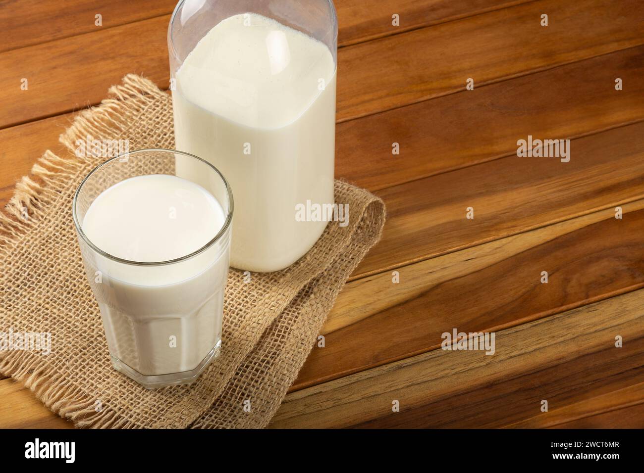 Verre de lait frais sur la table. Banque D'Images