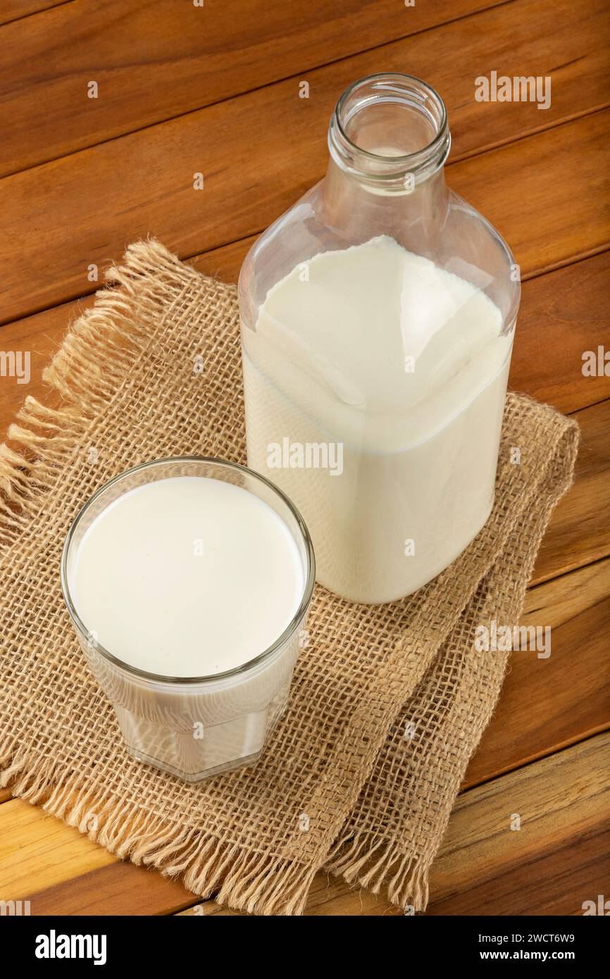 Verre de lait frais sur la table. Banque D'Images