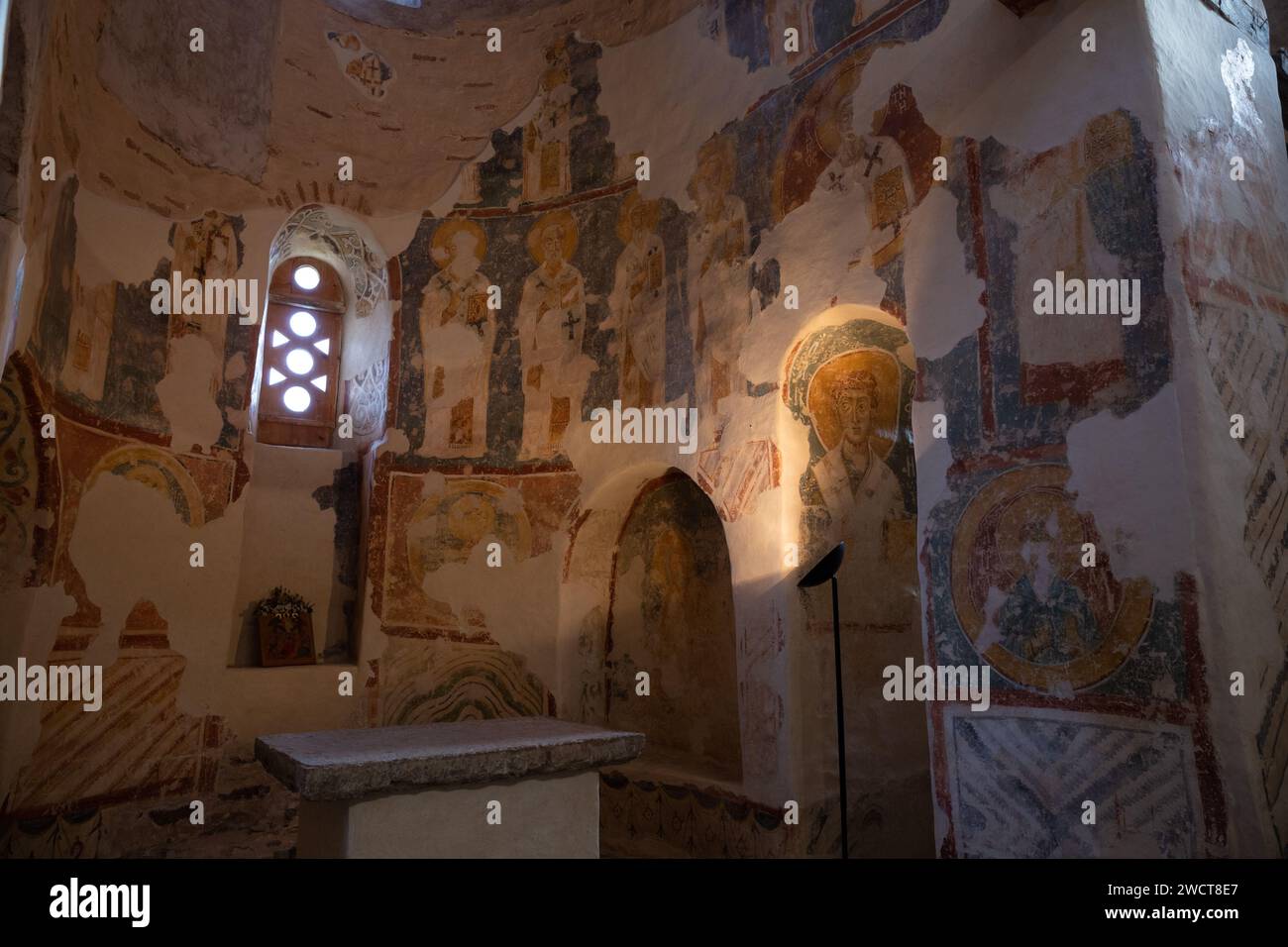 Spas-Nereditsa, région de Novgorod, Russie - 09 octobre 2022 : intérieur de l'église du Sauveur sur Nereditsa (1199). Fresques anciennes sur les murs de Banque D'Images