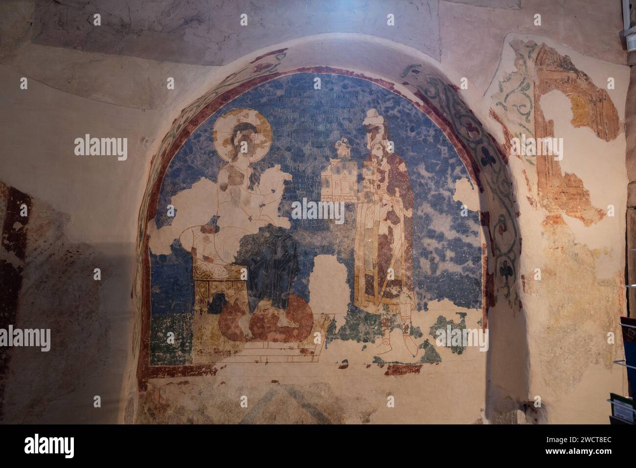 Spas-Nereditsa, région de Novgorod, Russie - 09 octobre 2022 : intérieur de l'église du Sauveur sur Nereditsa (1199). Fresques anciennes Prince Yaroslav Banque D'Images