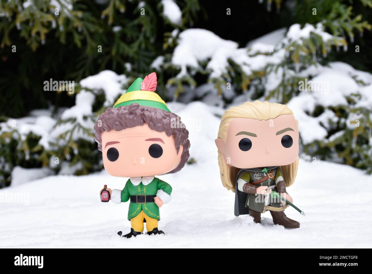 Figurines Funko Pop de Buddy du film de comédie Elf et Legolas du film fantastique le Seigneur des anneaux. Forêt d'hiver, dérives de neige, bois verts. Banque D'Images