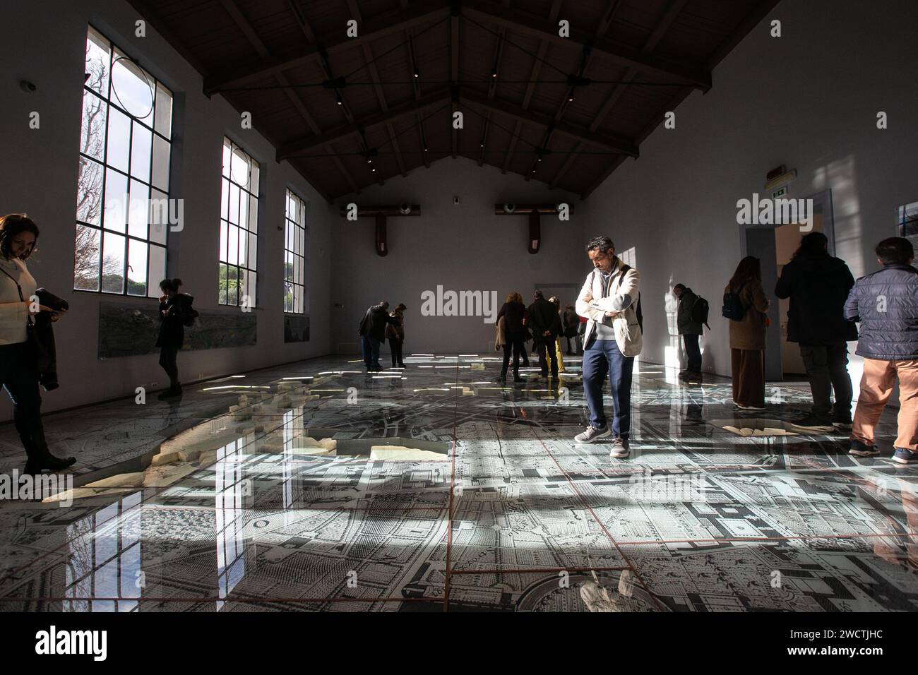 Rome, Italie. 16 janvier 2024. Les visiteurs font une visite au Musée de Forma Urbis à Rome, Italie, le 16 janvier 2024. Le Musée de la Forma Urbis, enfermé dans un nouveau parc archéologique, a récemment ouvert au public. Le musée abrite les fragments restants de la Forma Urbis Romae, la carte géante en marbre de la Rome antique gravée entre 203 et 211. Des artefacts épigraphiques et architecturaux sont présentés dans le parc archéologique, offrant un accès gratuit pour les citoyens et les touristes. Crédit : Li Jing/Xinhua/Alamy Live News Banque D'Images