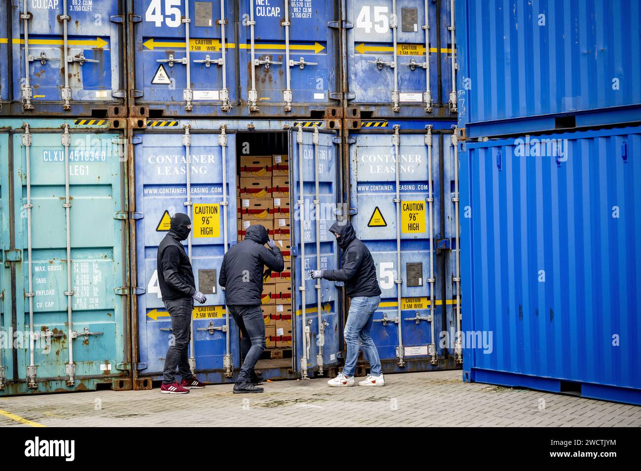 ROTTERDAM - extracteurs lors d'une démonstration sur les méthodes de travail des douanes après la présentation des chiffres annuels par le ministère public sur l'équipe HARC Rotterdam. L'équipe Hit and Run Cargo (HARC) est impliquée dans l'enquête et la poursuite des enquêtes de subversion majeures dans et autour du port de Rotterdam. ANP ROBIN UTRECHT netherlands Out - belgique Out Banque D'Images