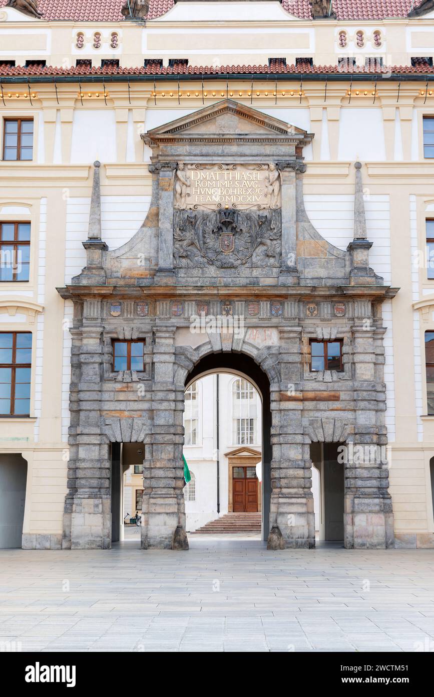 Photographie prise à Prague, République tchèque, montrant la cathédrale et le château historiques, à la fois des monuments anciens et une église ancienne Banque D'Images