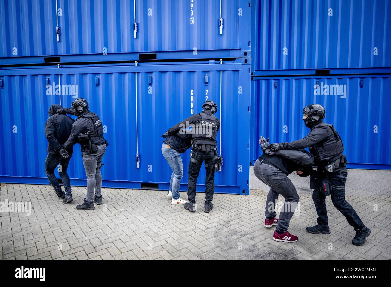 ROTTERDAM - Une équipe spéciale lors d'une démonstration des méthodes de travail des douanes après la présentation des chiffres annuels par le ministère public sur l'équipe HARC Rotterdam. L'équipe Hit and Run Cargo (HARC) est impliquée dans l'enquête et la poursuite des enquêtes de subversion majeures dans et autour du port de Rotterdam. ANP ROBIN UTRECHT netherlands Out - belgique Out Banque D'Images