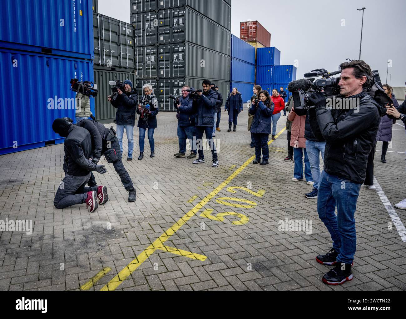 ROTTERDAM - Une équipe spéciale lors d'une démonstration des méthodes de travail des douanes après la présentation des chiffres annuels par le ministère public sur l'équipe HARC Rotterdam. L'équipe Hit and Run Cargo (HARC) est impliquée dans l'enquête et la poursuite des enquêtes de subversion majeures dans et autour du port de Rotterdam. ANP ROBIN UTRECHT netherlands Out - belgique Out Banque D'Images