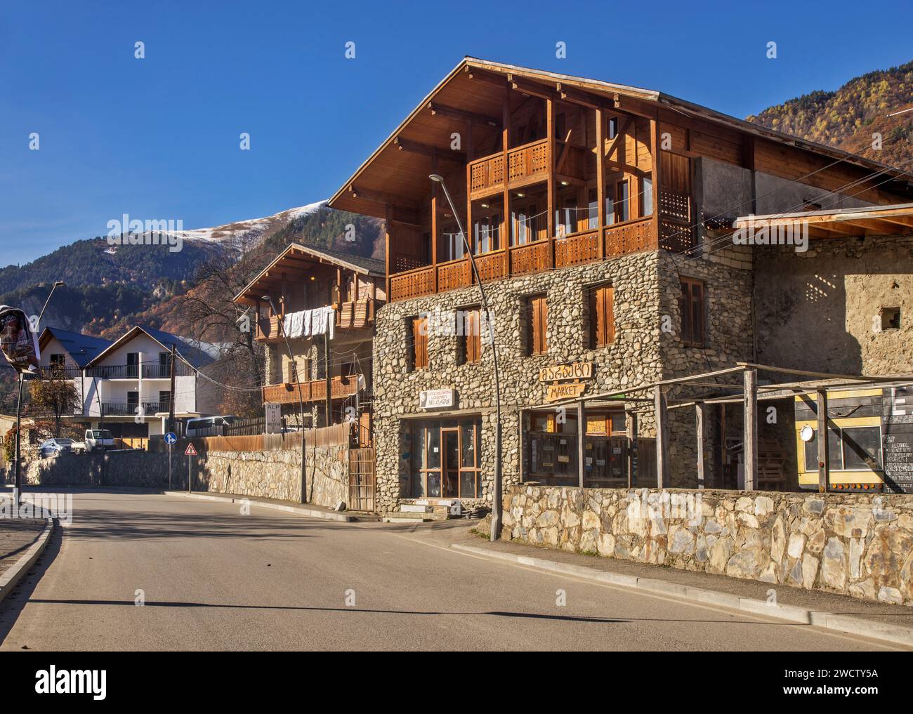 Rue Queen Tamara à Mestia. Samegrelo-Zemo. Svaneti. Géorgie Banque D'Images