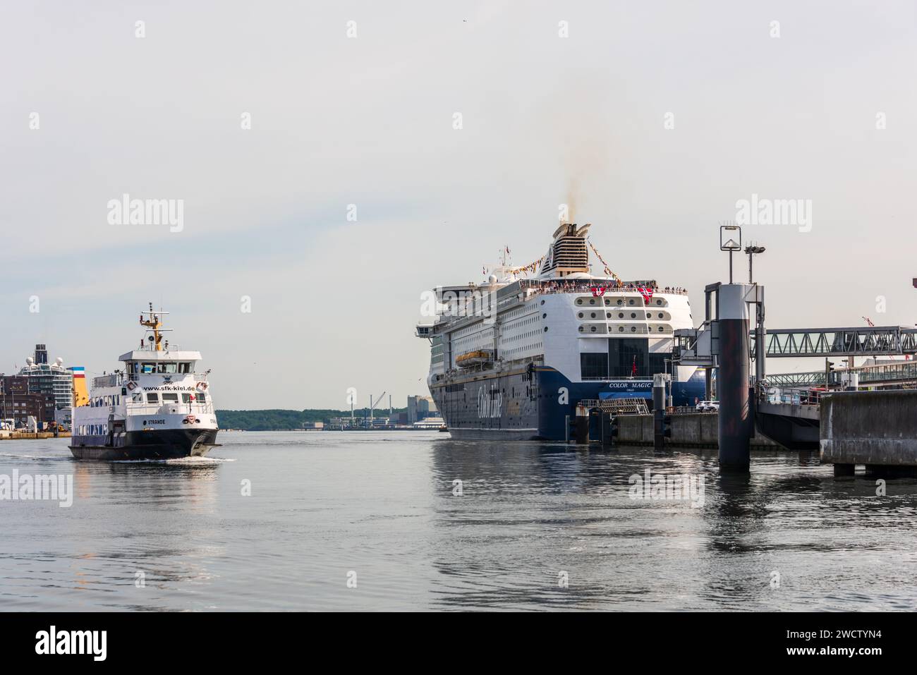 Kieler Hafen die Color Magic ist gerade aus Oslo am Norwegenkai angekommen, die Fördefähre 'Transde' auf dem Weg zur Bahnhofsbrücke Banque D'Images