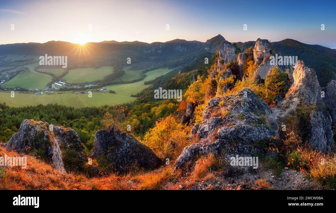 Beau lever de soleil dans les montagnes, panorama de paysage à Sulov - Slovaquie Banque D'Images