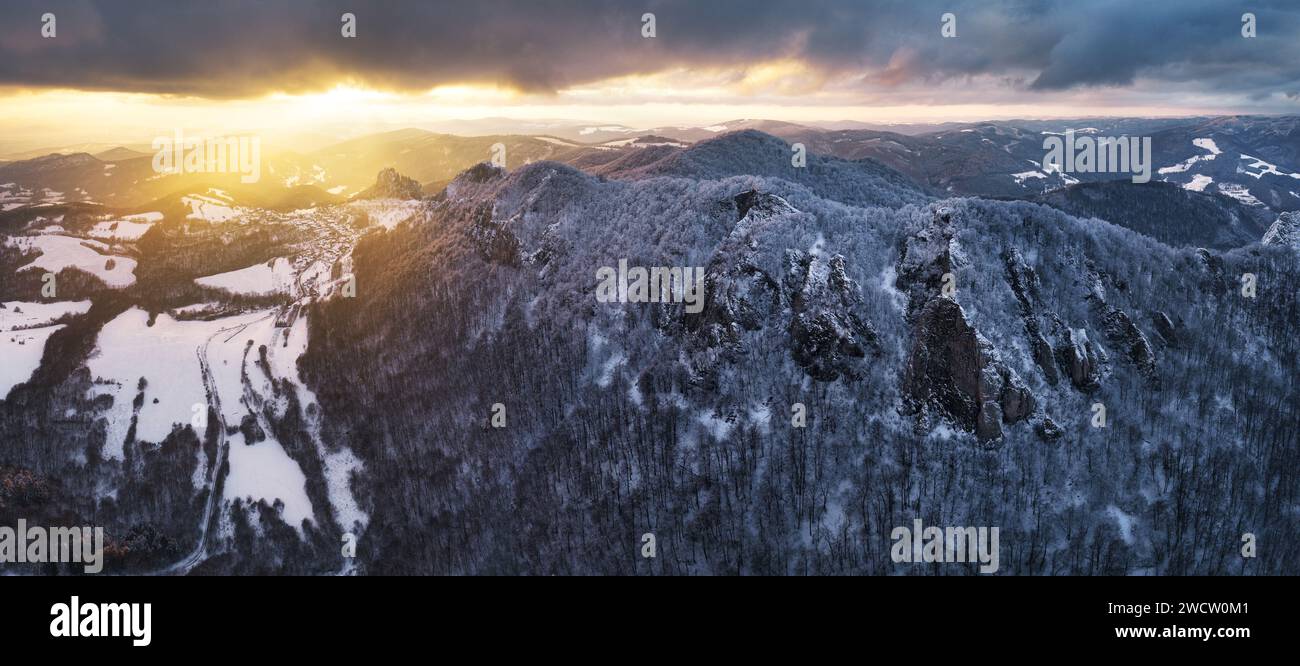 Vue aérienne sur le château de Vrsatec au coucher du soleil en hiver Banque D'Images