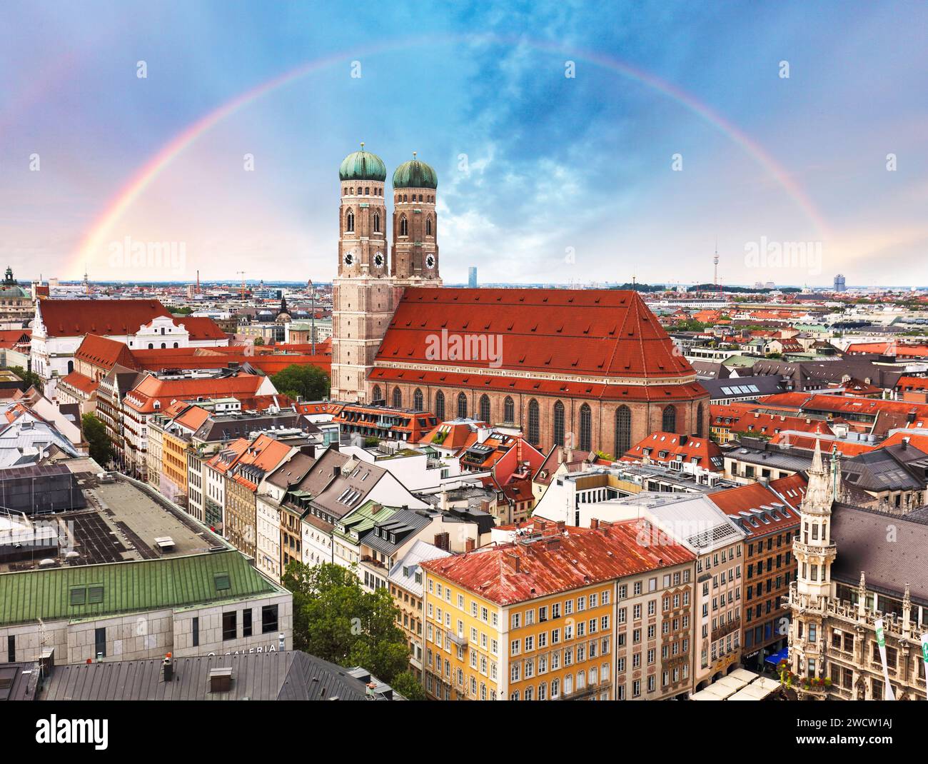 Arc-en-ciel au-dessus du centre-ville de Munich avec Marienplatz - Hôtel de ville en Allemagne Banque D'Images