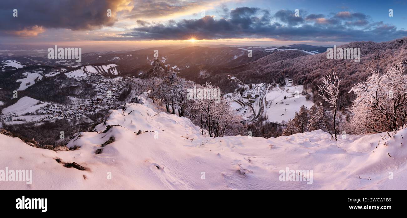 Beau paysage de vallée en Slovaquie montagnes en hiver, petites maisons dans le village, scène rurale, vue pittoresque majestueuse au coucher du soleil panorama Banque D'Images