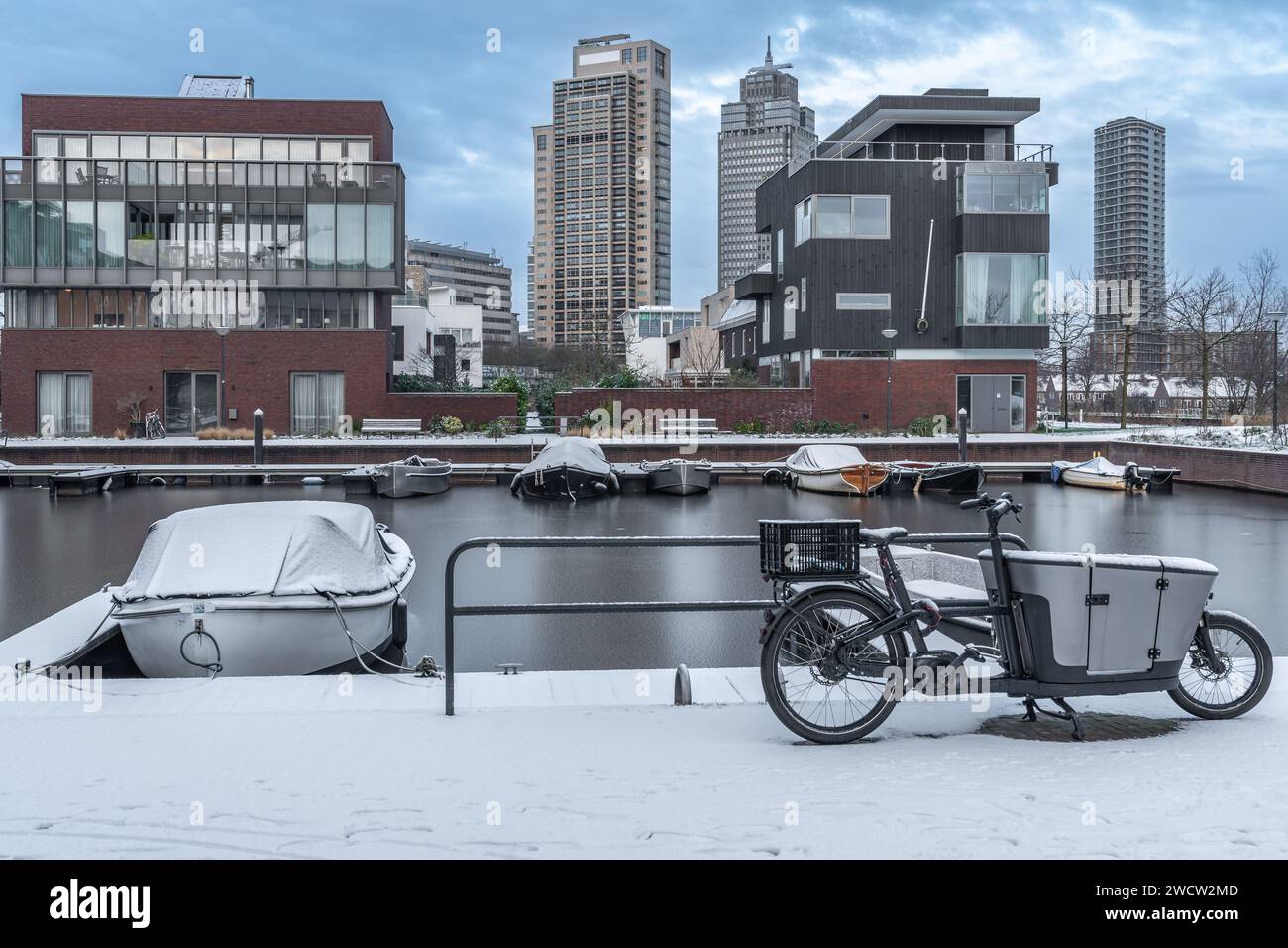 Amsterdam en hiver, quartier moderne couvert de neige avec vue sur le quartier des affaires Omval Banque D'Images