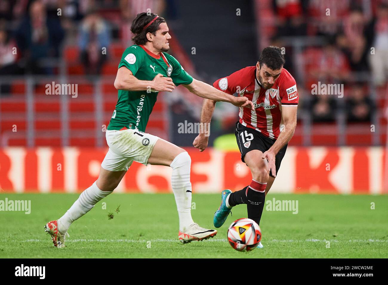 Inigo Lekue de l'Athletic Club duel pour le ballon avec Ianis Hagi de Deportivo Alaves lors du Copa El Rey Round de 16 match entre l'Athletic Club et Banque D'Images