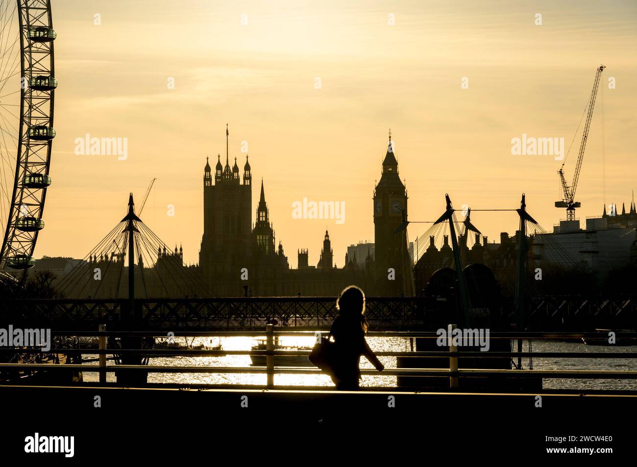 Londres, Royaume-Uni. Vue en début de soirée de Westminster depuis le pont Waterloo. London Eye et les chambres du Parlement Banque D'Images