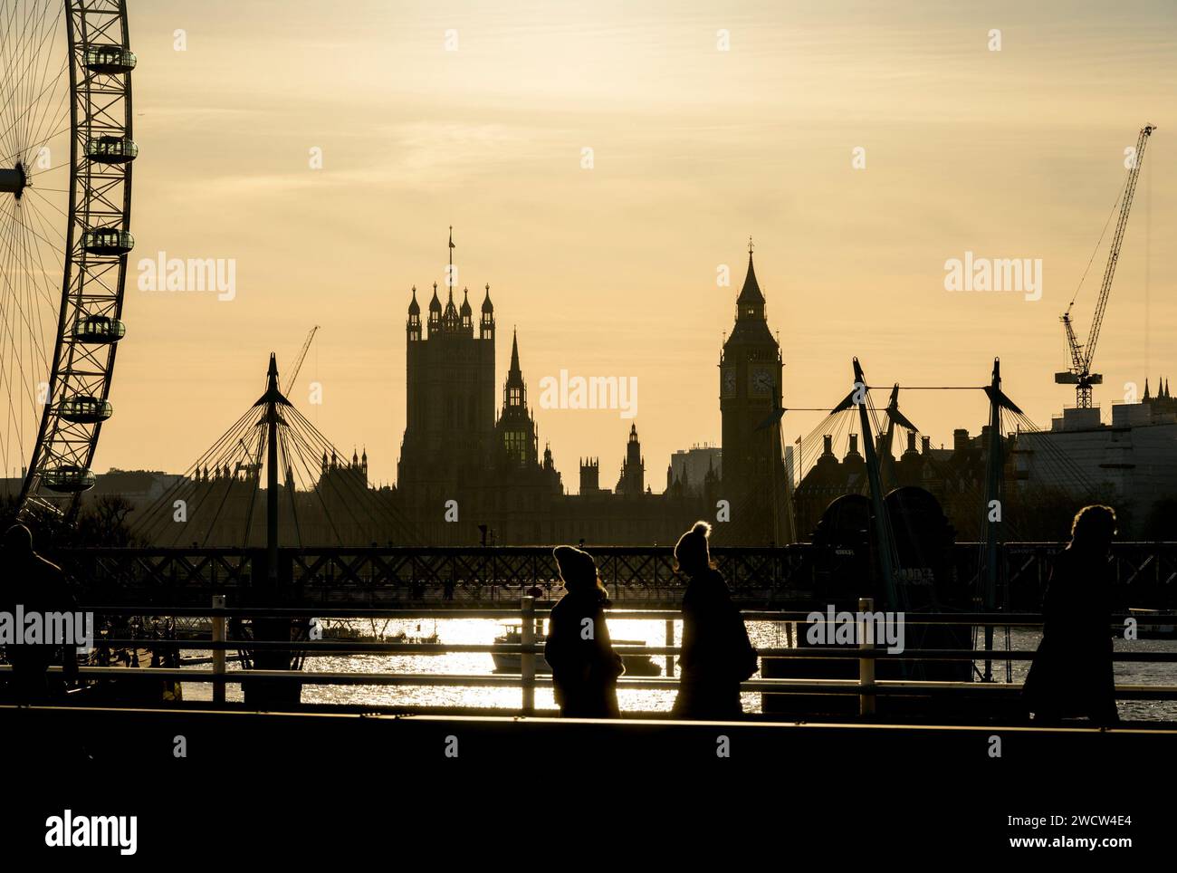 Londres, Royaume-Uni. Vue en début de soirée de Westminster depuis le pont Waterloo. London Eye et les chambres du Parlement Banque D'Images