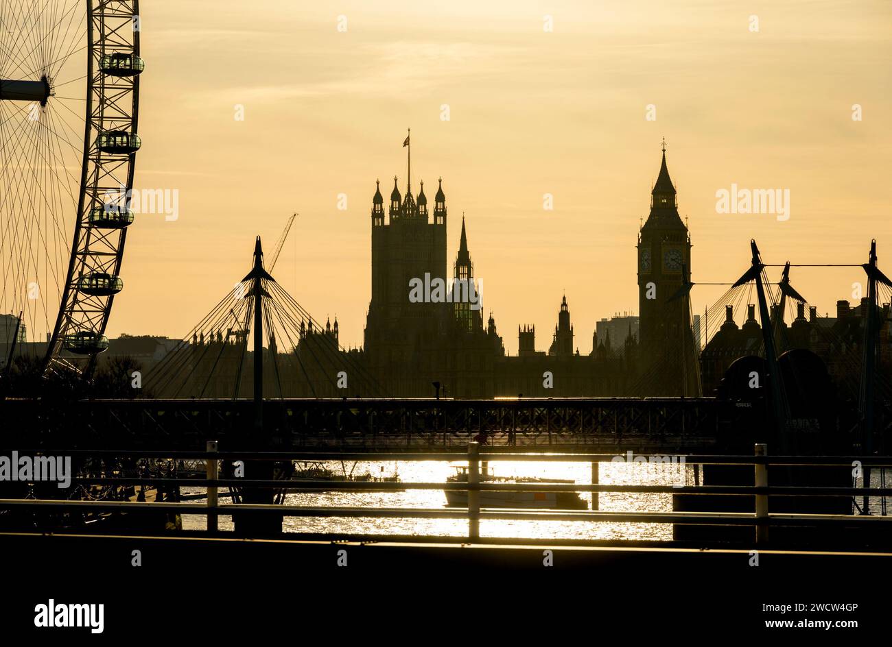 Londres, Royaume-Uni. Vue en début de soirée de Westminster depuis le pont Waterloo. London Eye et les chambres du Parlement Banque D'Images