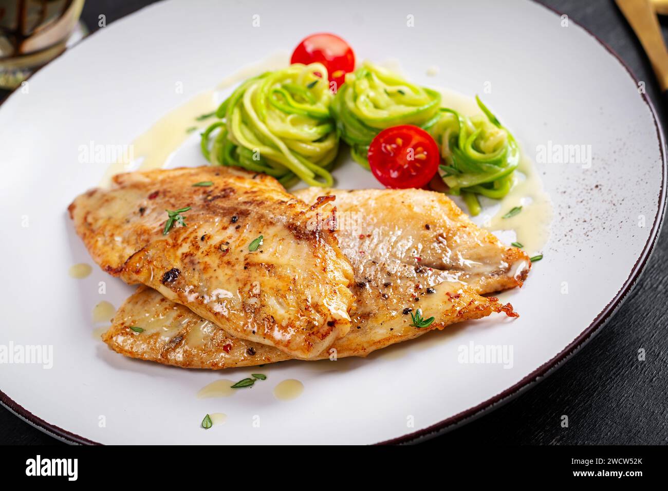 Filet de poisson grillé avec pâtes aux courgettes. Concept de nourriture saine. Banque D'Images