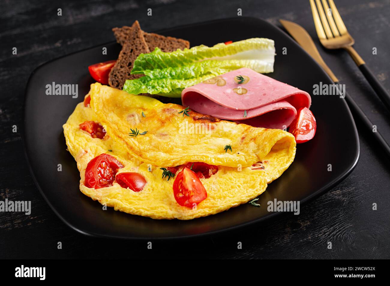 Omelette aux tomates et fromage avec pain et saucisse de mortadelle. Banque D'Images