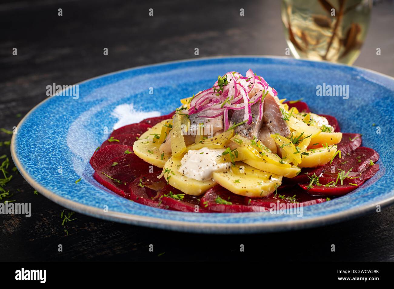 Salade épicée de hareng, betteraves, pommes de terre, cornichons et oignons rouges. Manger sainement. Banque D'Images