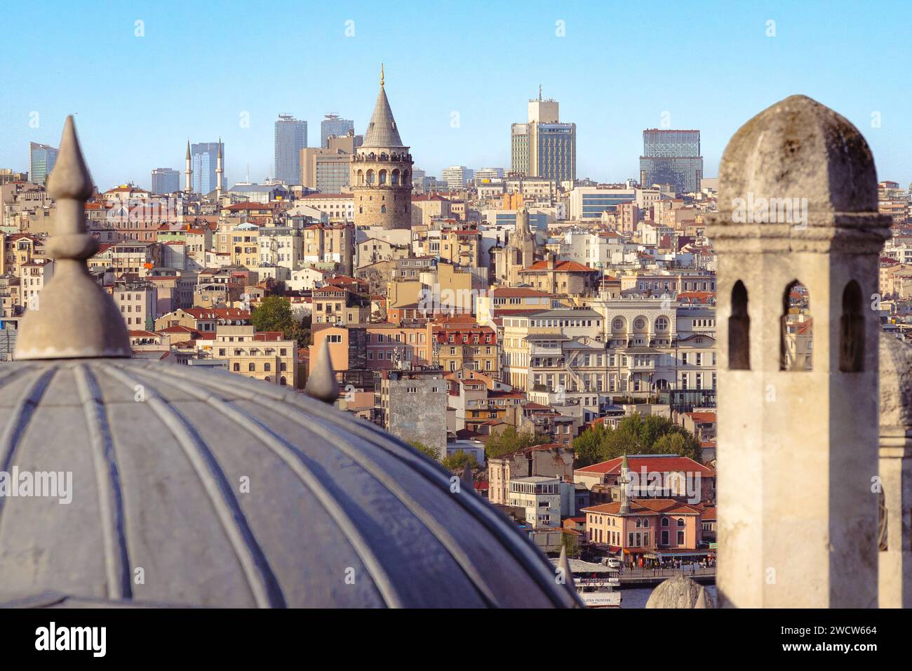 Vue panoramique sur Istanbul et la Tour Galata dans le quartier Beyoglu, capturée depuis la mosquée Suleymaniye pendant l'heure d'or Banque D'Images