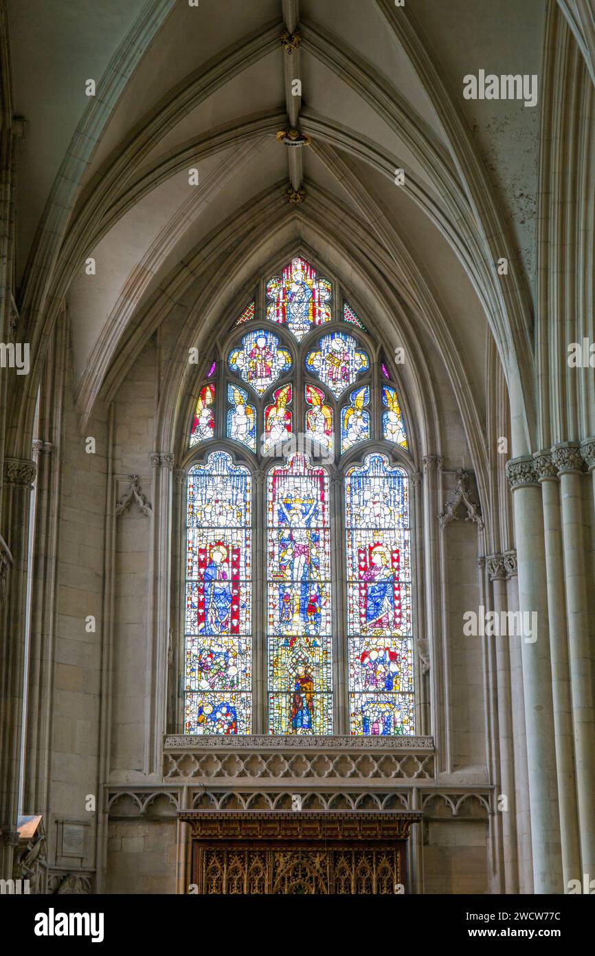 York, North Yorkshire, Angleterre. Vitrail coloré du 15e siècle représentant la Crucifixion dans la chapelle Saint-Étienne, York Minster. Banque D'Images