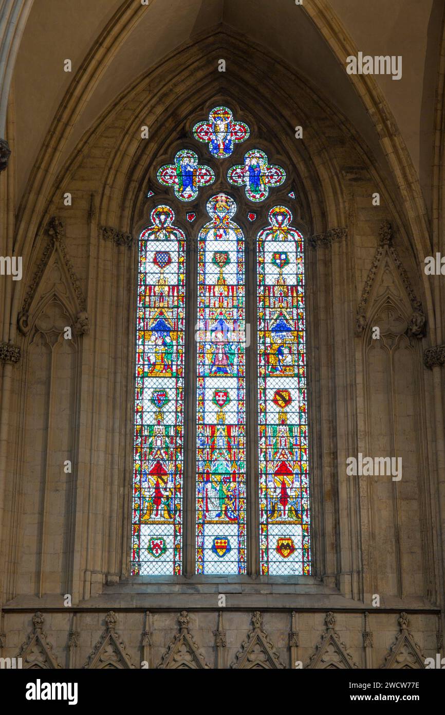 York, North Yorkshire, Angleterre. Vitrail médiéval coloré dans l'aile nord de York Minster. Banque D'Images