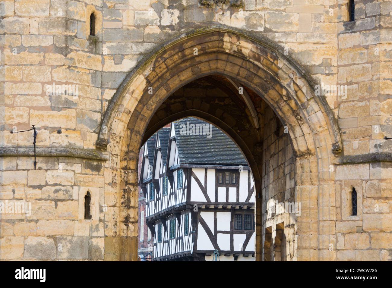 Lincoln, Lincolnshire, Angleterre. Vue à travers la porte de l'Échiquier du 14e siècle jusqu'à Leigh-Pemberton House, aujourd'hui un centre d'accueil. Banque D'Images