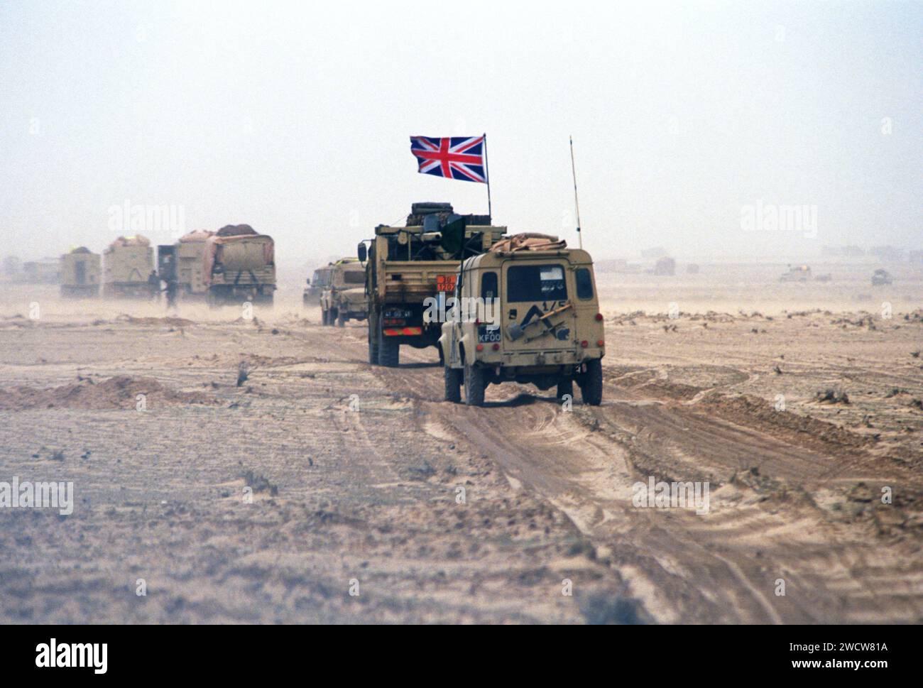 25 février 1991 une colonne britannique avance dans le désert, à l'ouest de Koweït dans le sud de l'Iraq au cours de la guerre terrestre. Banque D'Images
