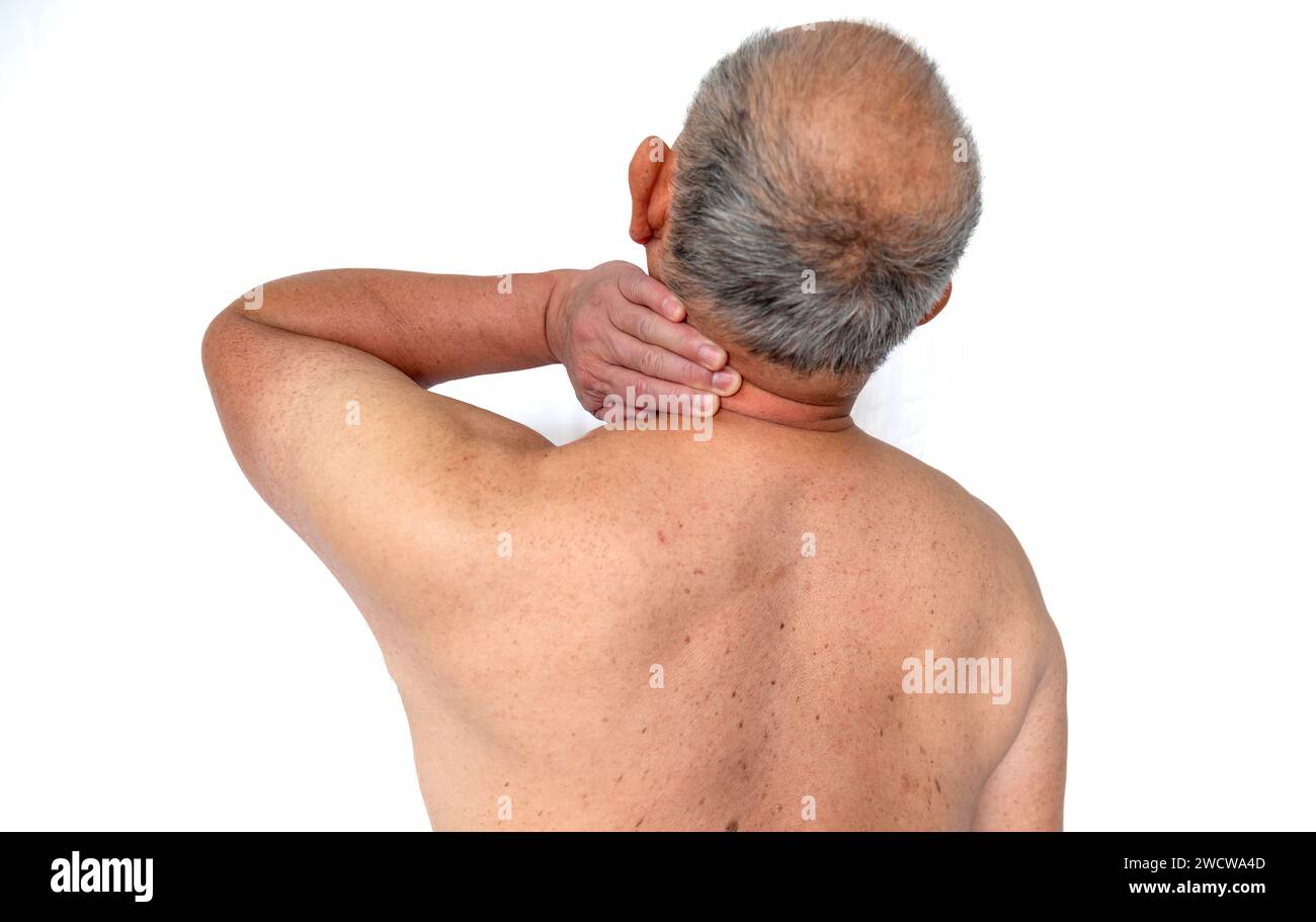 La vue arrière d'une personne âgée avec douleur cervicale isolée en blanc. Banque D'Images