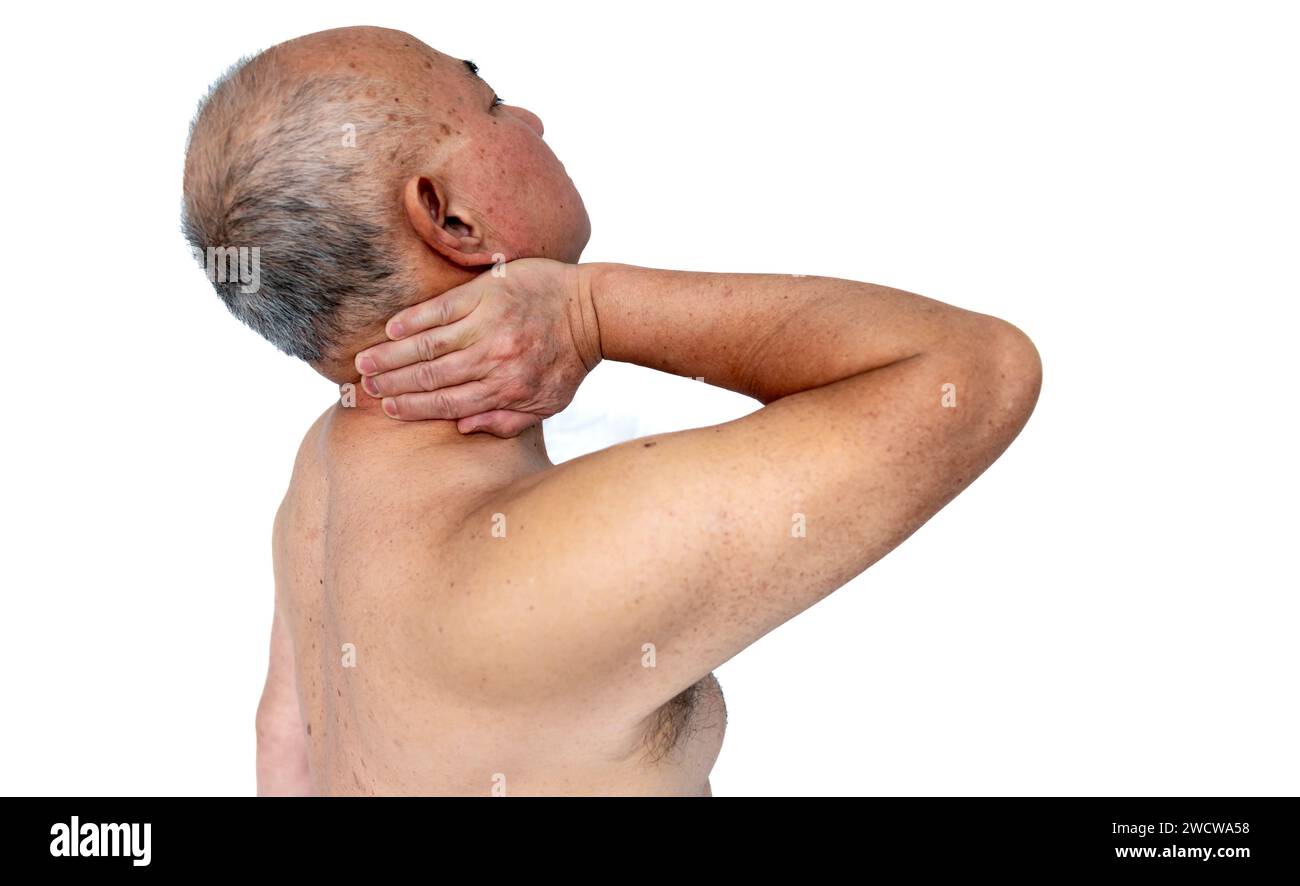 Vue latérale d'un homme âgé avec douleur cervicale isolée en blanc. Banque D'Images