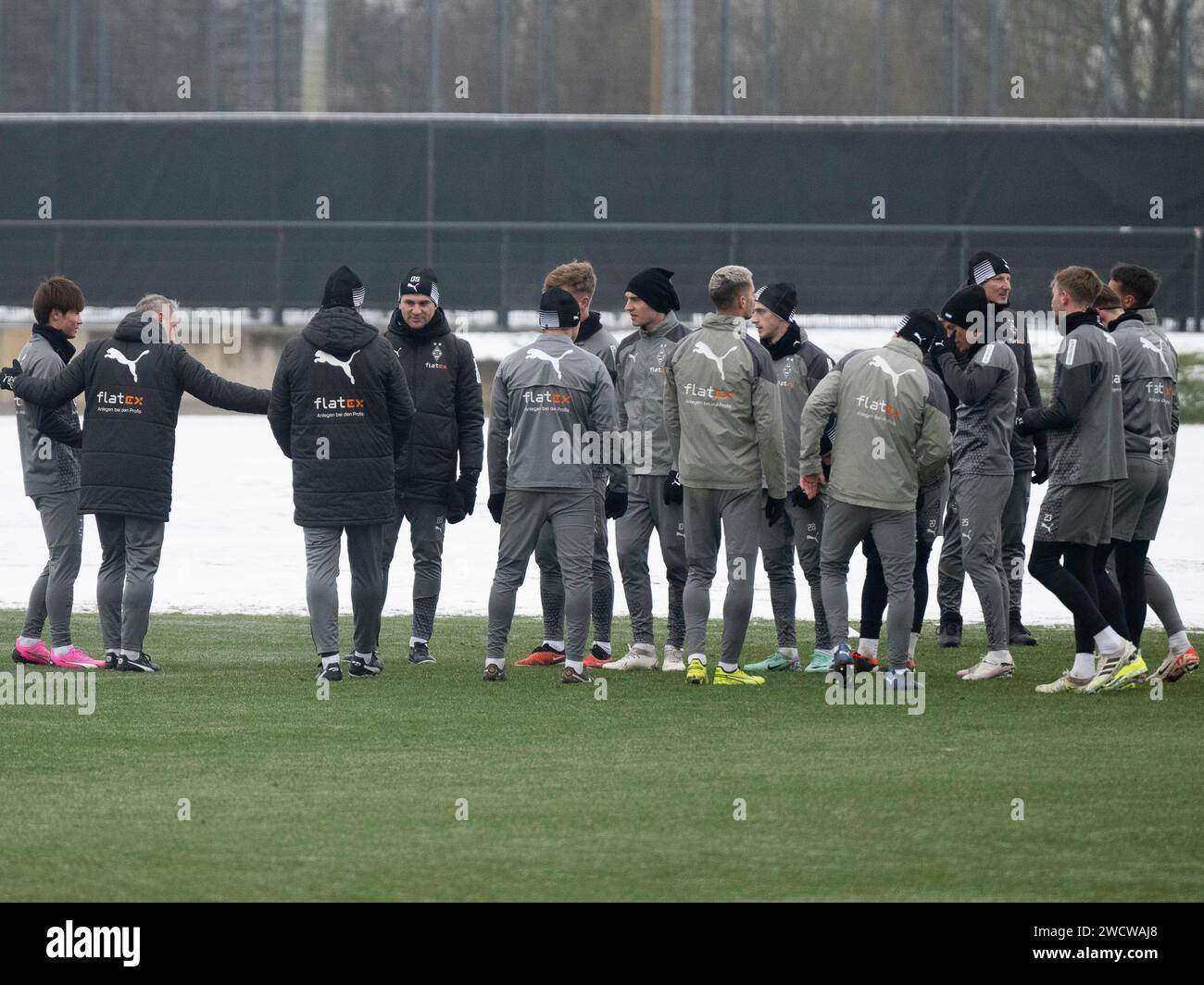 Shio Fukudar (Borussia Moenchengladbach, #49) muss durch die Reihen der Profis laufen und sich die Begruessung abholen. Borussia Moenchengladbach, Fussball, 1. Bundesliga, Training, saison 2023/2024, 17.01.2024 photo : Eibner-Pressefoto/Thomas Haesler Banque D'Images