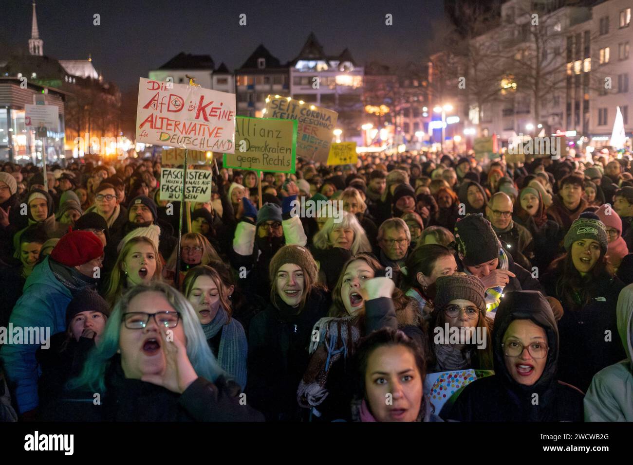 Selon la police de Cologne, jusqu’à 30 000 personnes se sont rassemblées sur le Heumarkt le 24/01/16 soir pour manifester contre l’AfD d’extrême droite. Banque D'Images