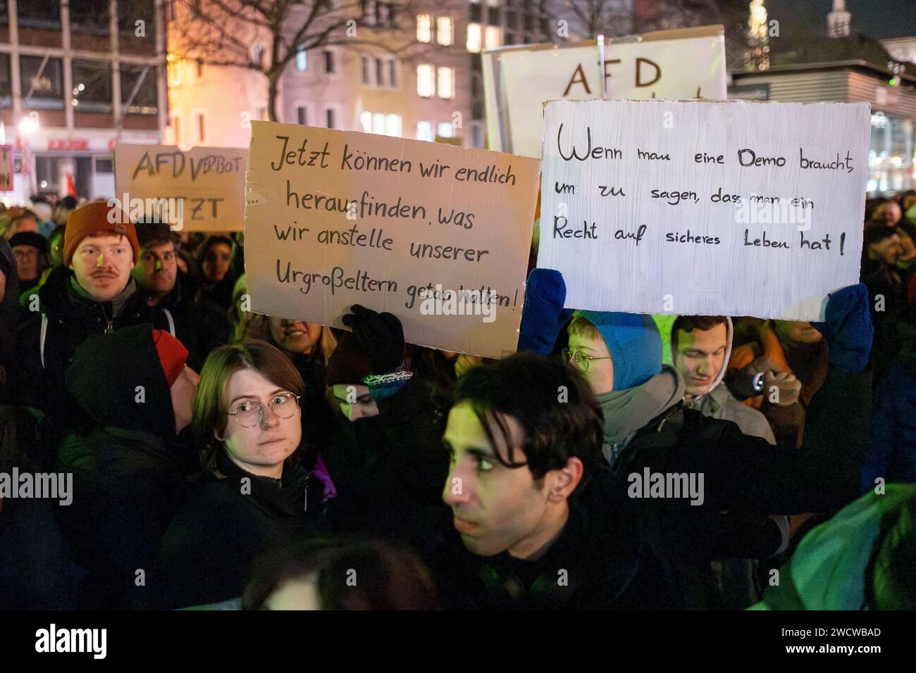 Selon la police de Cologne, jusqu’à 30 000 personnes se sont rassemblées sur le Heumarkt le 24/01/16 soir pour manifester contre l’AfD d’extrême droite. Banque D'Images