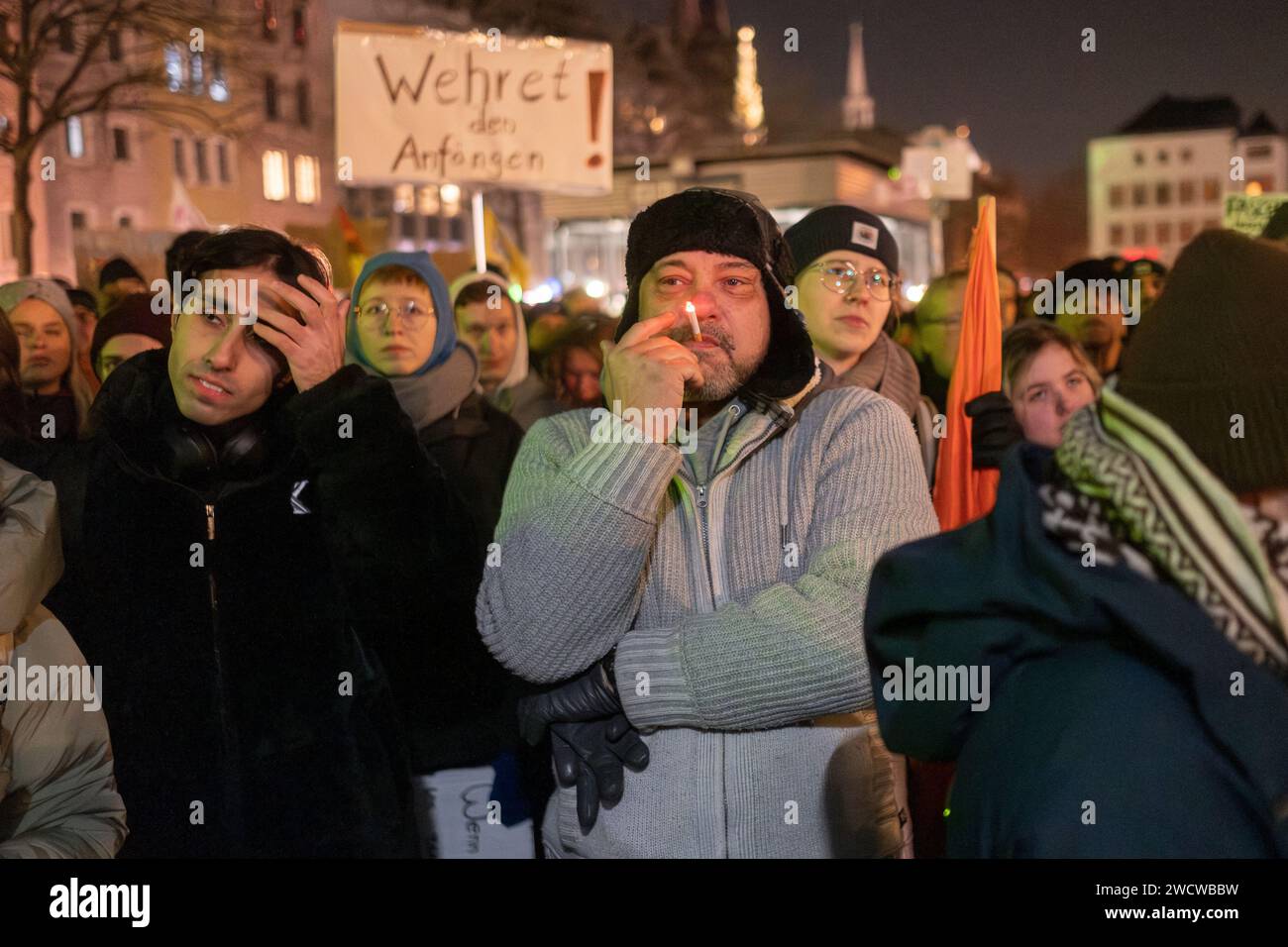 Selon la police de Cologne, jusqu’à 30 000 personnes se sont rassemblées sur le Heumarkt le 24/01/16 soir pour manifester contre l’AfD d’extrême droite. Banque D'Images