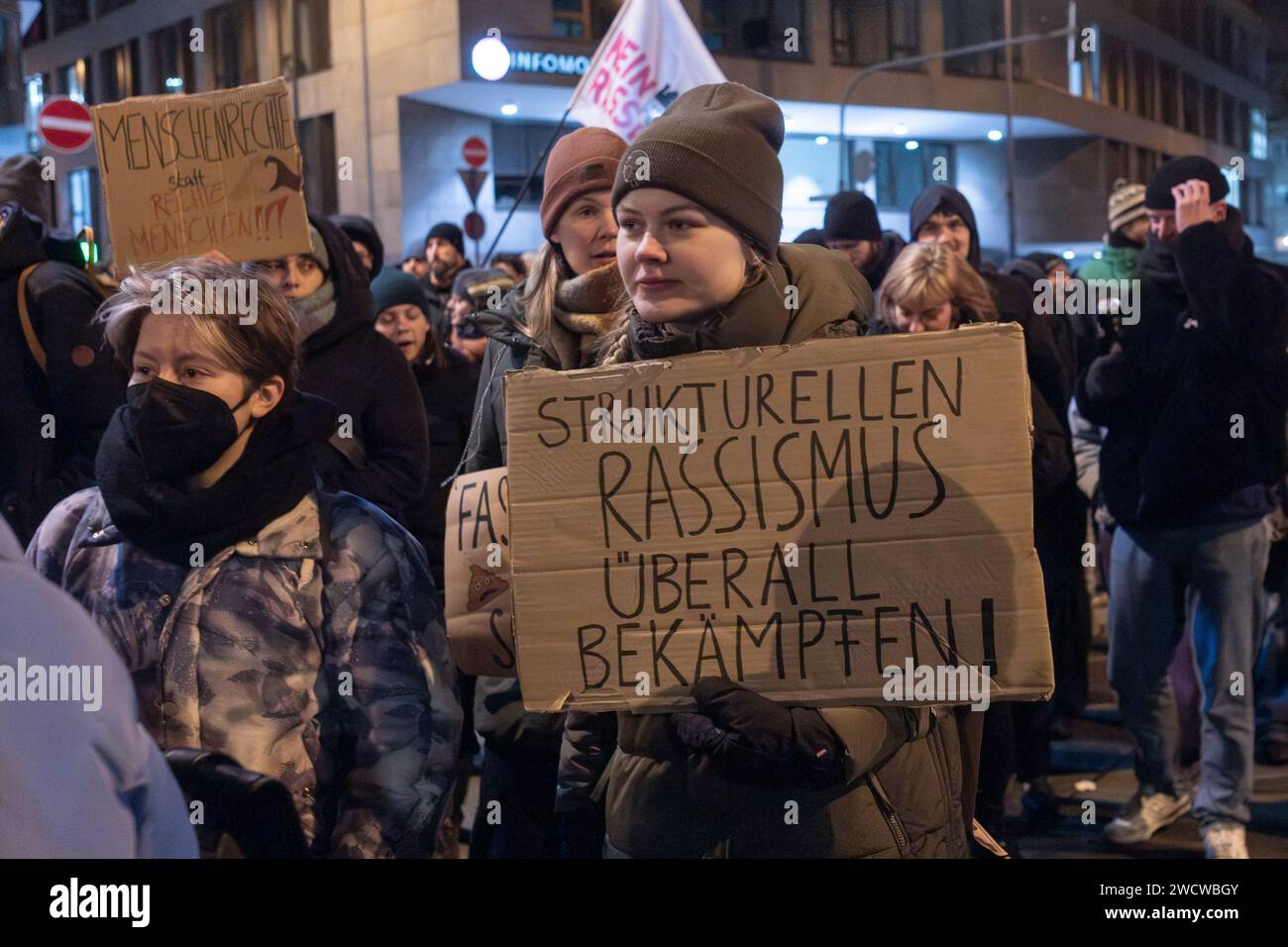Selon la police de Cologne, jusqu’à 30 000 personnes se sont rassemblées sur le Heumarkt le 24/01/16 soir pour manifester contre l’AfD d’extrême droite. Banque D'Images