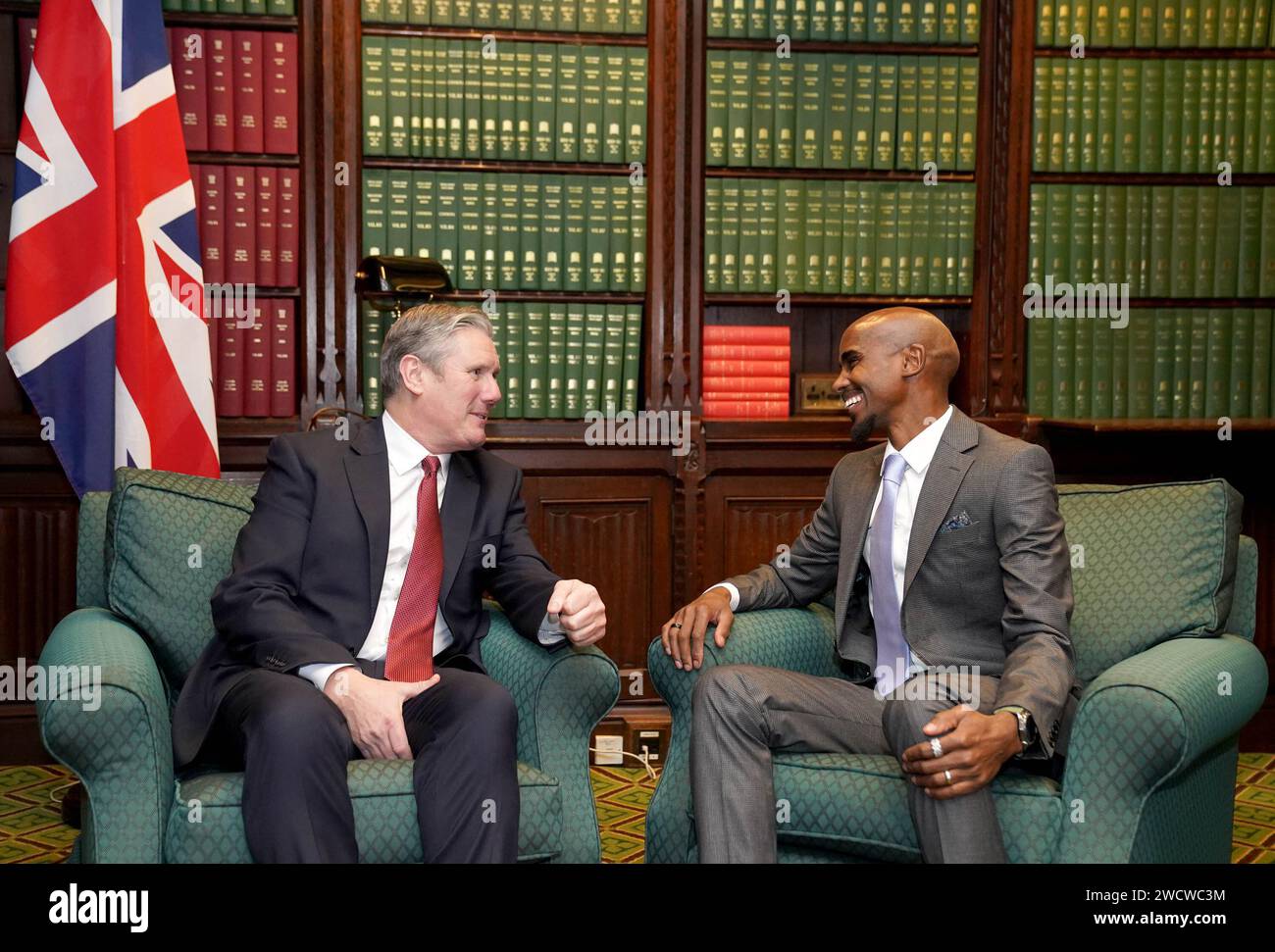 Sir Keir Starmer, leader du Parti travailliste, lors d'une rencontre avec Sir Mo Farah, champion olympique, champion du monde et champion d'Europe, dans son bureau au Palais de Westminster à Londres, discuter du lancement du travail de Sir Mo avec Youth Sport's Trust et de sa mission de rendre les enfants actifs pendant une heure chaque jour. Date de la photo : mercredi 17 janvier 2024. Banque D'Images