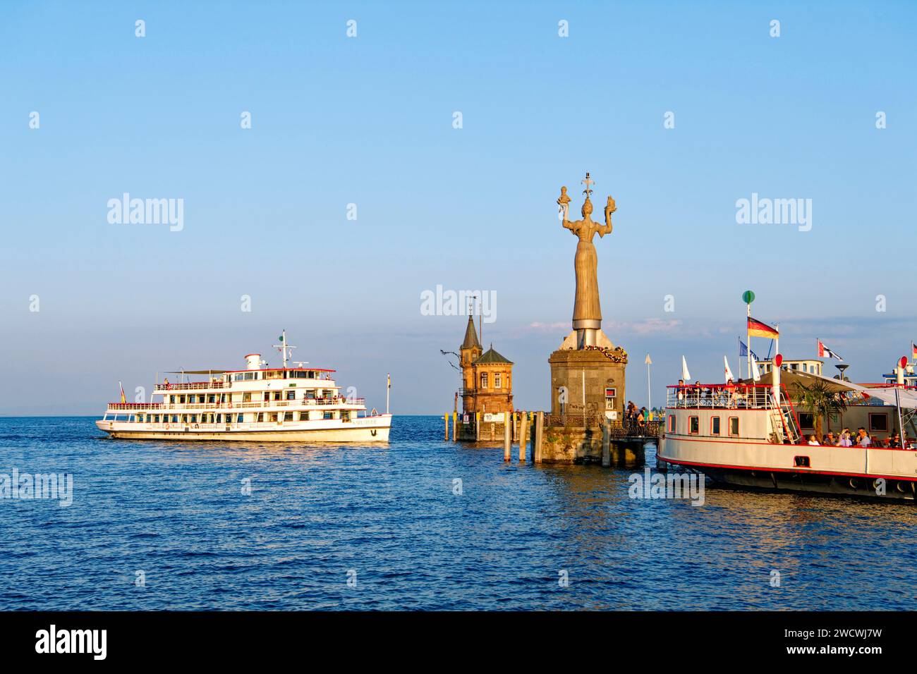 Allemagne, Bade Wurttemberg, Lac de Constance (Bodensee), Konstanz, le port et Imperia avec le roi Sigismund et le pape Martin V statue de Peter Lenk Banque D'Images