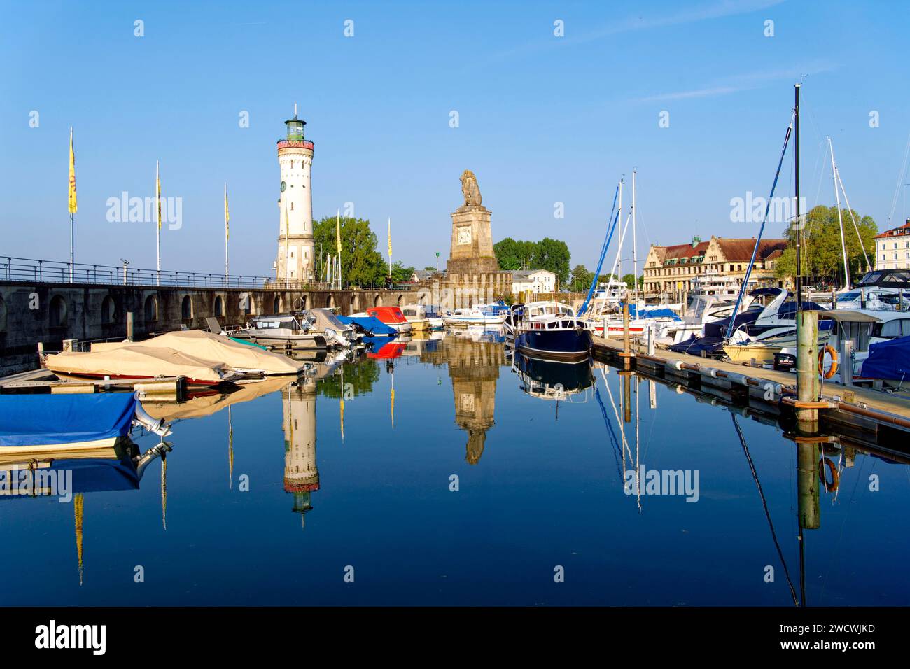 L'Allemagne, la Bavière, le lac de Constance (Bodensee), Lindau, à l'entrante du port, Lion bavarois et nouveau phare Banque D'Images