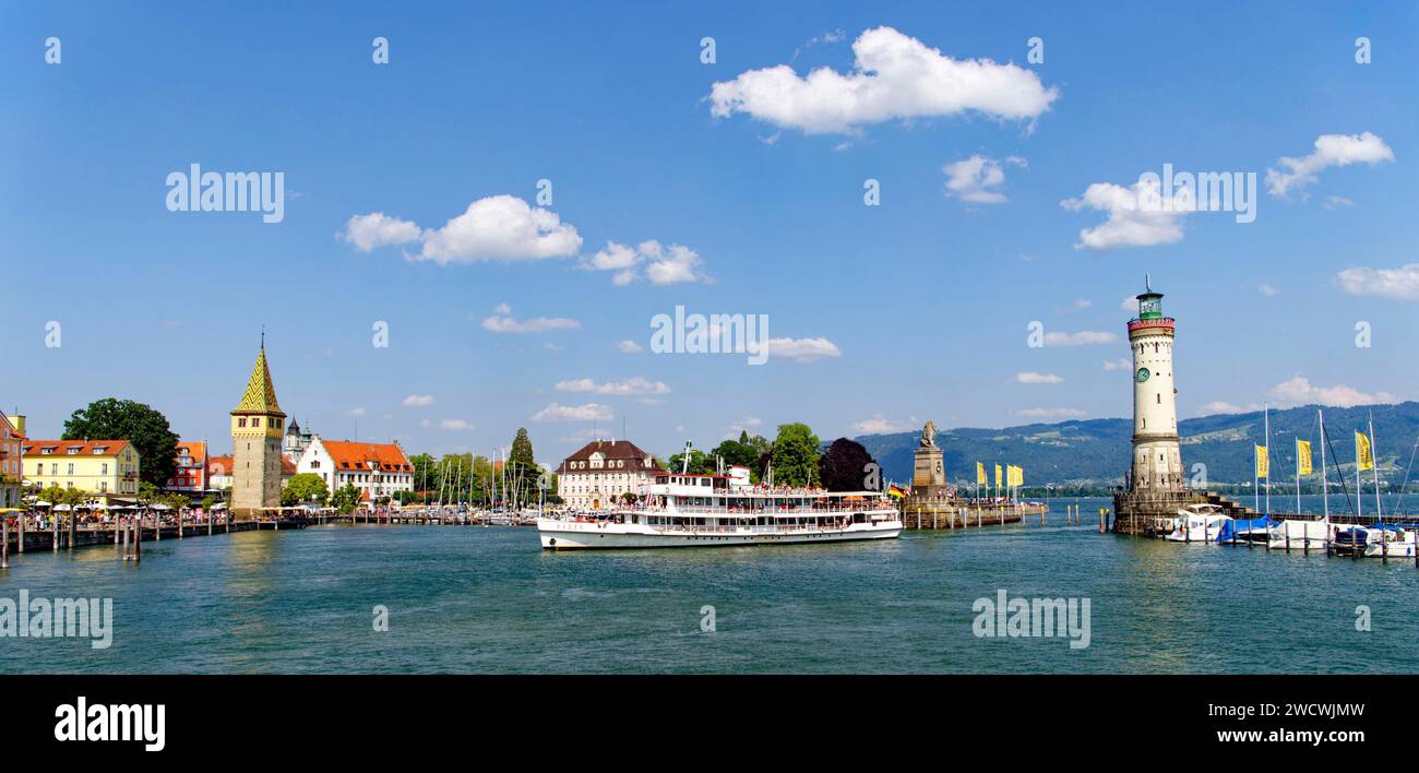 L'Allemagne, la Bavière, le lac de Constance (Bodensee), Lindau, port, vieux phare (Mangturm ou Mangenturm), Lion bavarois, nouveau phare Banque D'Images