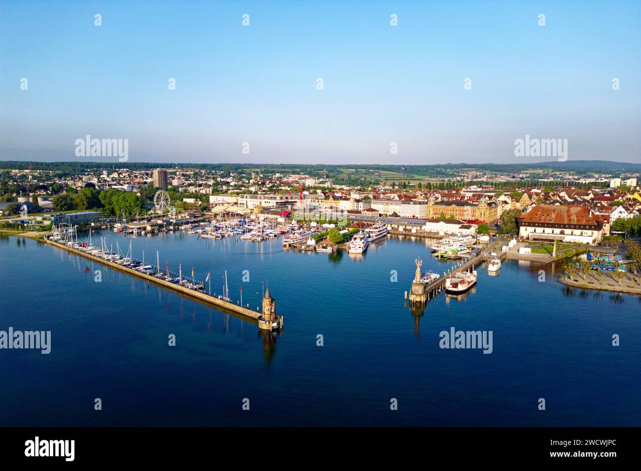 Allemagne, Bade Wurtemberg, Lac de Constance (Bodensee), Constance, le port et Imperia avec le roi Sigismond et la statue du pape Martin V de Pierre Lenk et la cathédrale (Münster) en arrière-plan (vue aérienne) Banque D'Images