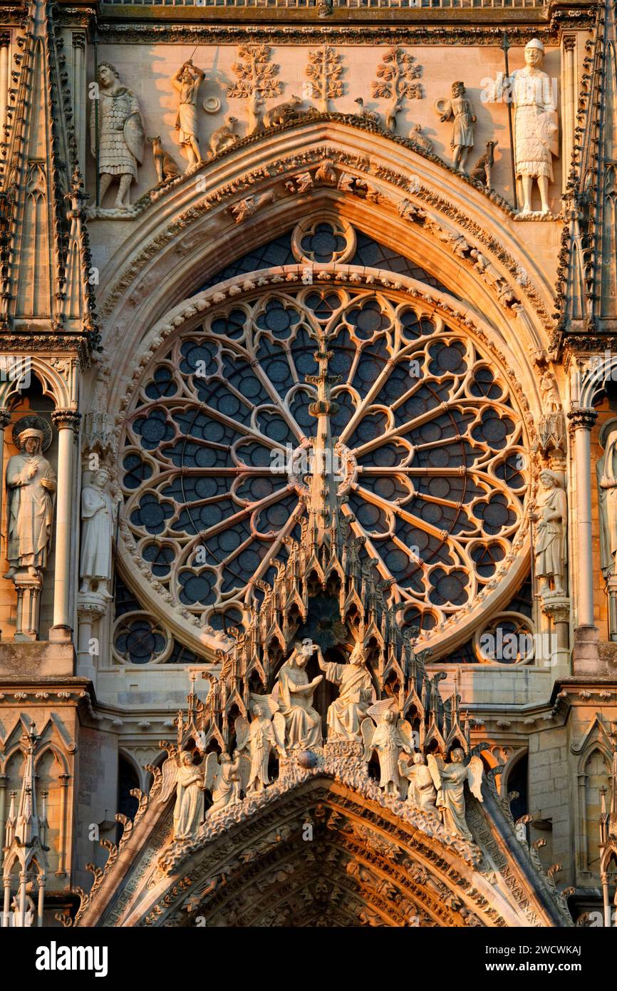 France, Marne, Reims, la cathédrale Notre-Dame, classée au Patrimoine Mondial de l'UNESCO, la façade ouest, rose Banque D'Images