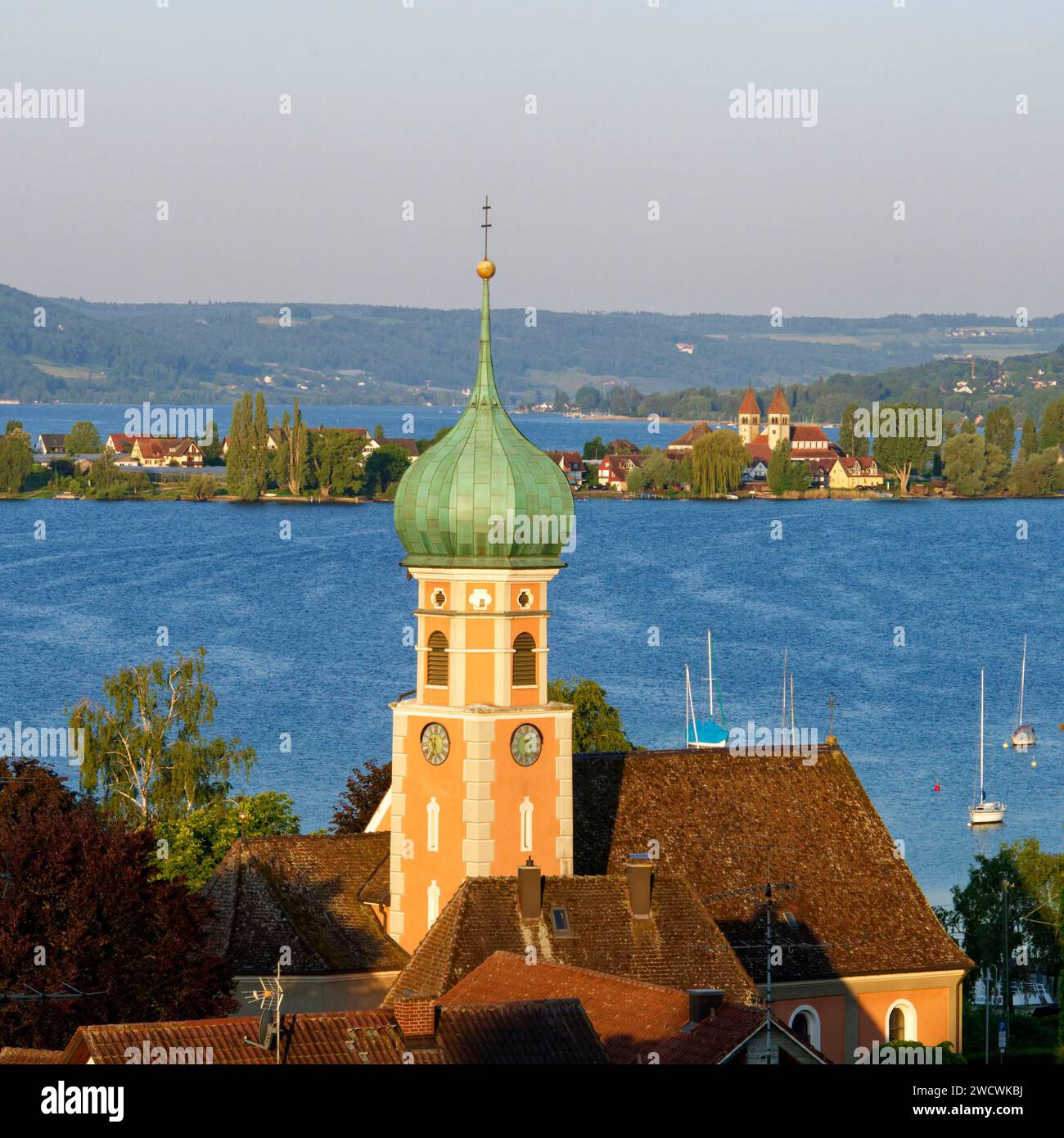 Allemagne, Bade Wurtemberg, Lac de Constance (Bodensee), vue sur l'église Allensbach et le lac de Constance, l'île Reichenau et St Pierre avec l'église St Paul à l'arrière classé au patrimoine mondial de l'UNESCO Banque D'Images
