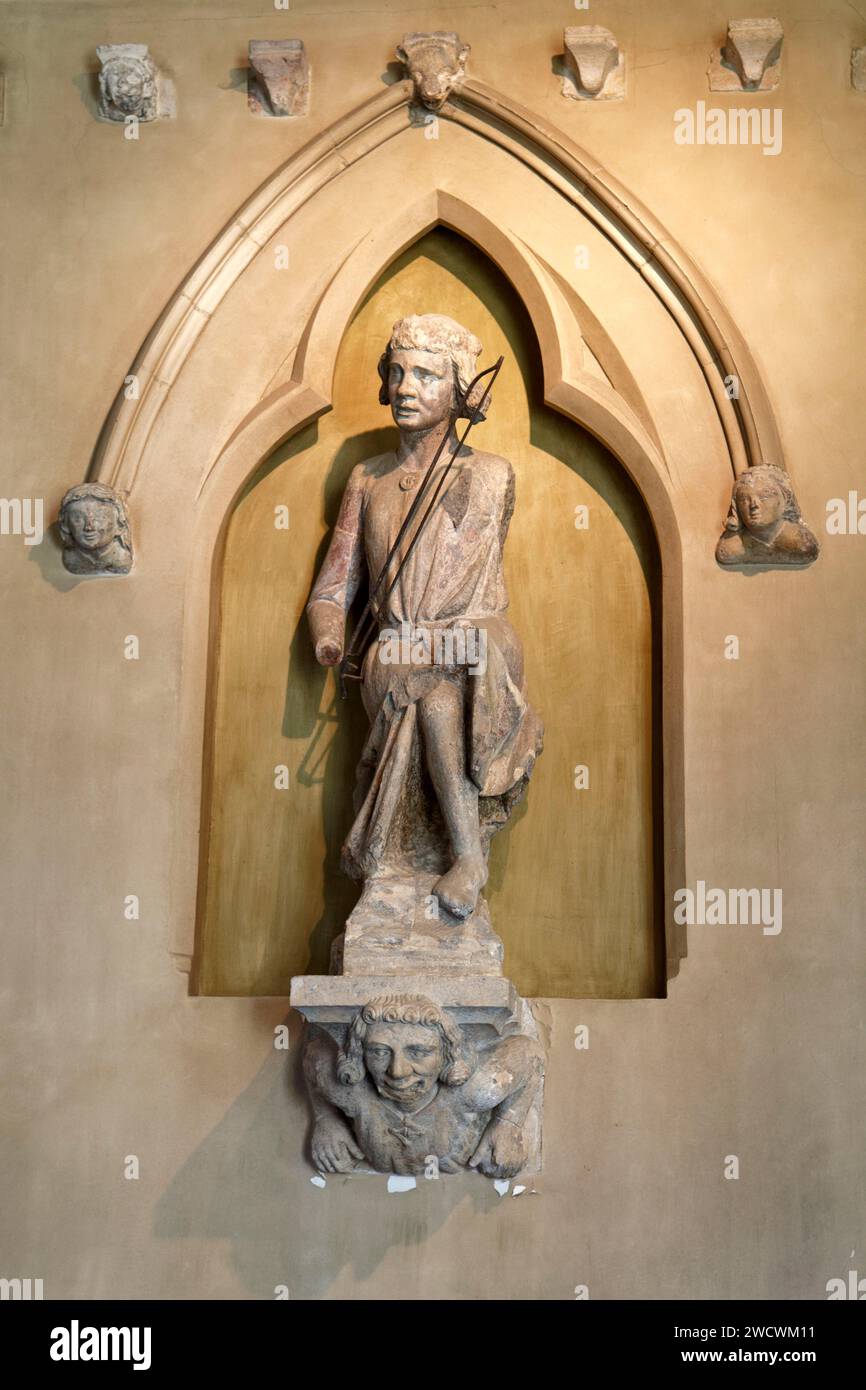 France, Marne, Reims, Musée Saint Remi dans l'ancienne abbaye royale de Saint Remi, classée au patrimoine mondial de l'UNESCO, reconstruction d'une maison du 13e siècle (la maison des musiciens) façade détruite en 1917 et décorée de cinq sculptures originales, le violoniste Banque D'Images