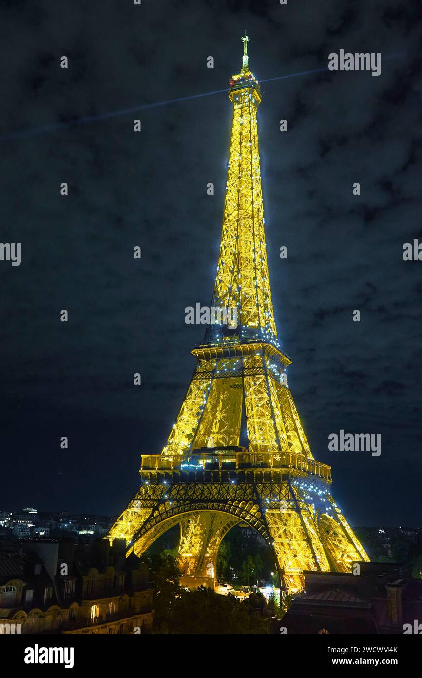 France, Paris, vue sur la Tour Eiffel depuis la terrasse du 10e ciel, bar à tapas éphémère au 10e étage de l'hôtel Pullman Paris Tour Eiffel Banque D'Images