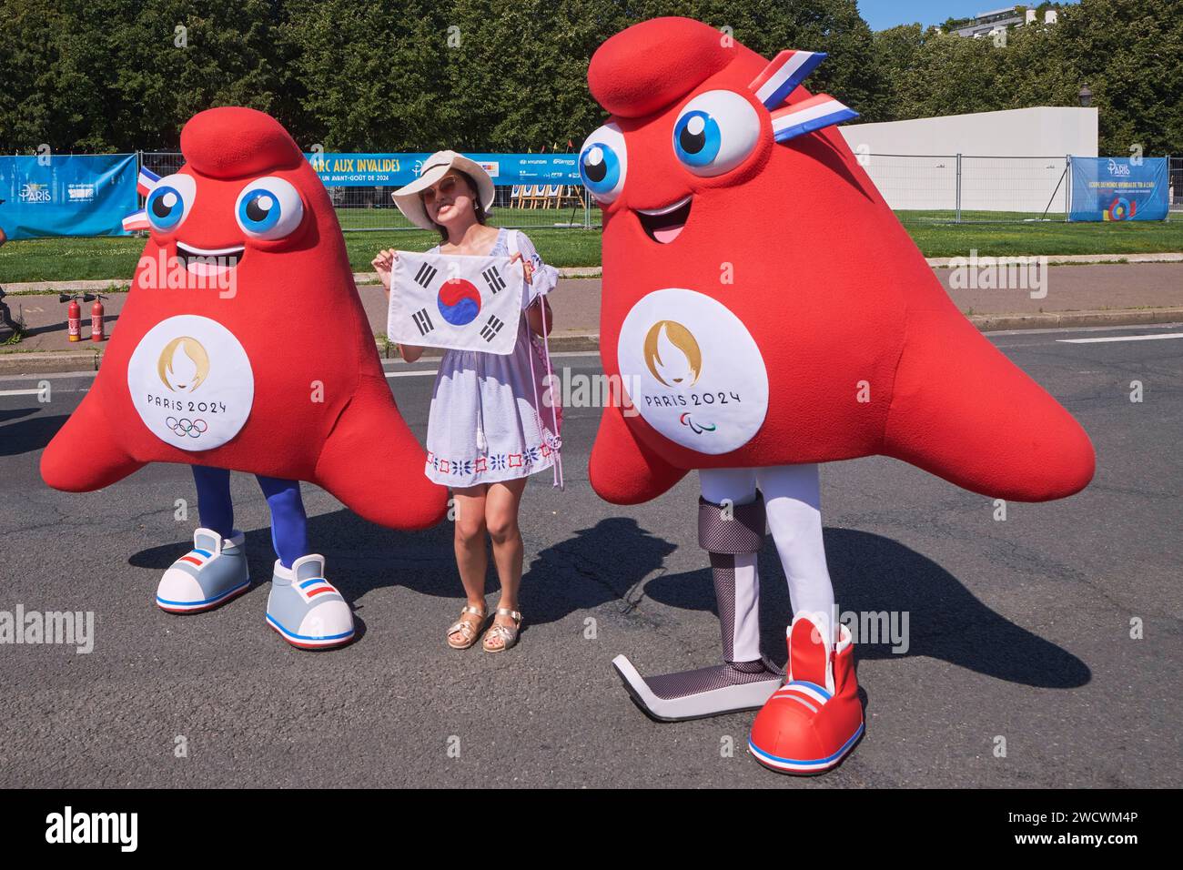 France, Paris, Esplanade des Invalides, coupe du monde de tir à l'arc et essais en préparation des Jeux Olympiques et Paralympiques de Paris 2024, les Phryges (Phryge olympique à gauche et Phryge paralympique à droite), les deux calottes phrygiennes anthropomorphes (symbole de la Révolution et de la République française) sont les mascottes officielles de Paris 2024 Banque D'Images